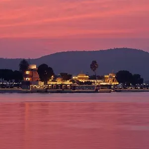 Hotel Jagmandir Island Palace - Grand Heritage, Udaipur